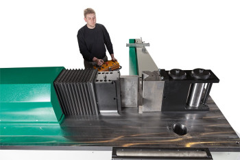 URM 120 bedient mit feinf&uuml;hliger Joysticksteuerung